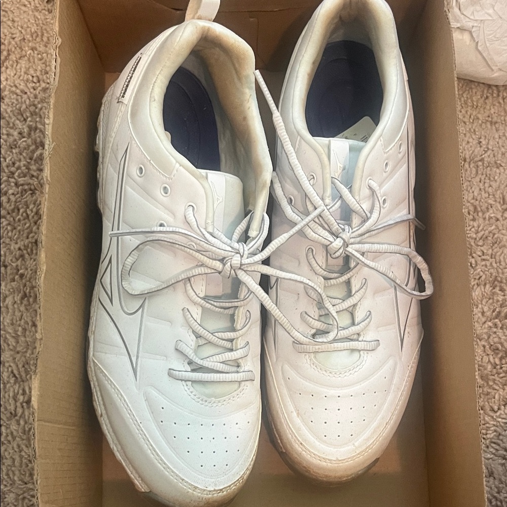 Reebok White Athletic Shoes with Minimalist Design